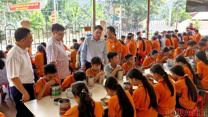 Lãnh đạo xã Trịnh Tường trực tiếp kiểm tra bữa ăn trưa của học sinh.