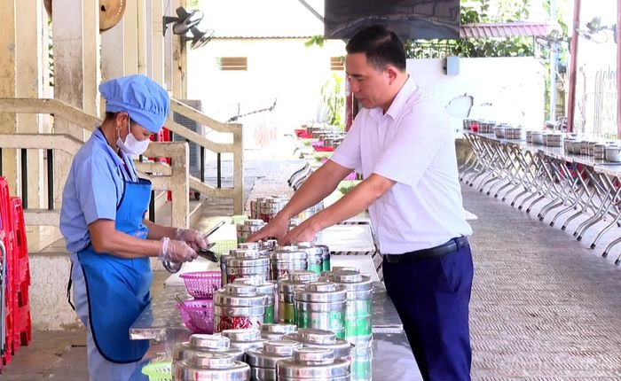 Phân chia suất ăn tại Trường Phổ thông dân tộc bán trú Tiểu học và THCS Trịnh Tường.