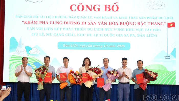 Bàn giao Bộ tài liệu khai thác sản phẩm du lịch cho các địa phương.