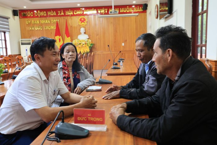 Ban Phát triển quỹ đất Đức Trọng cùng cán bộ thôn trao đổi, vận động các hộ dân GPMB cao tốc Bảo Lộc - Liên Khương
