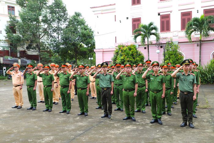 Rèn luyện động tác chào là một trong những nội dung góp phần chuẩn hóa lễ tiết, tác phong của CBCS CAND