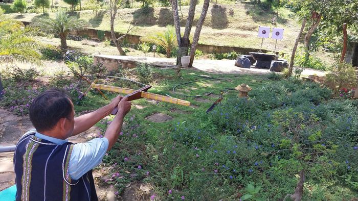 Bắn ná có 2 tư thế đứng bắn và quỳ bắn. Trong ảnh, một VĐV trong đội đang tập quỳ bắn