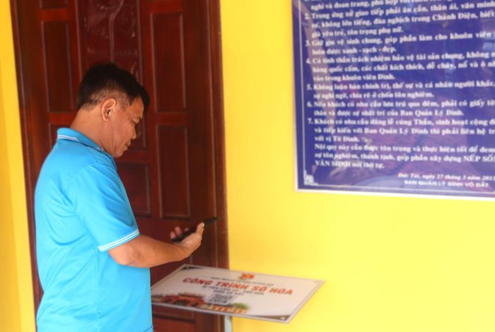 Người dân tìm kiếm thông tin lịch sử qua mã QR đặt tại di tích