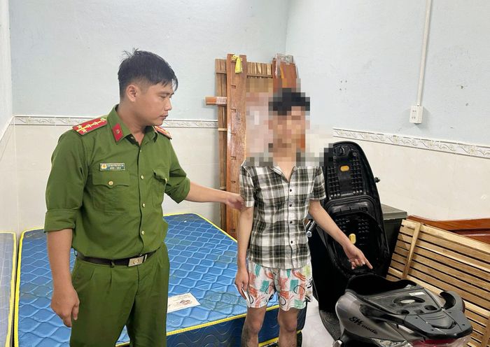 Khám xét thu giữ tang vật trong một vụ trộm cắp tài sản