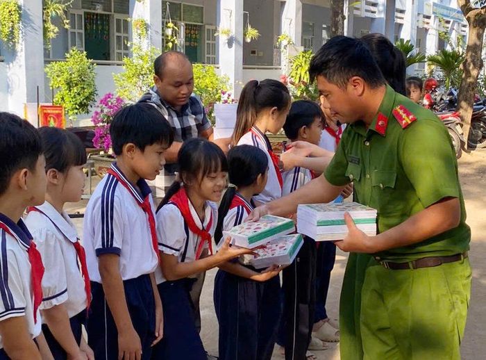 Tặng quà cho học sinh tại Trường Tiểu học Hàm Thuận Bắc trong buổi tuyên truyền pháp luật