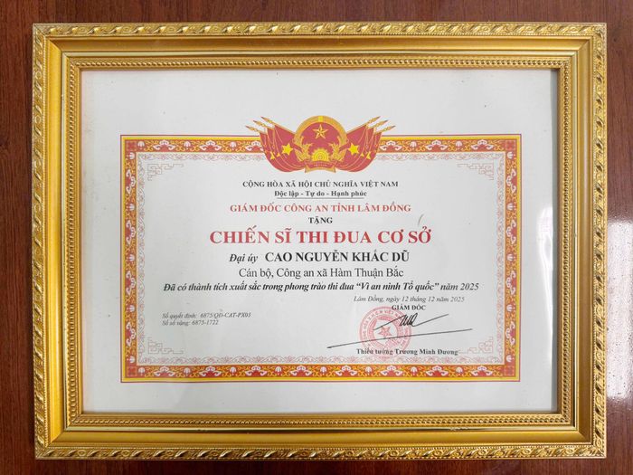 Đại úy Nguyễn Khắc Dũ được Giám đốc Công an tỉnh tặng giấy khen chiến sĩ thi đua cấp cơ sở