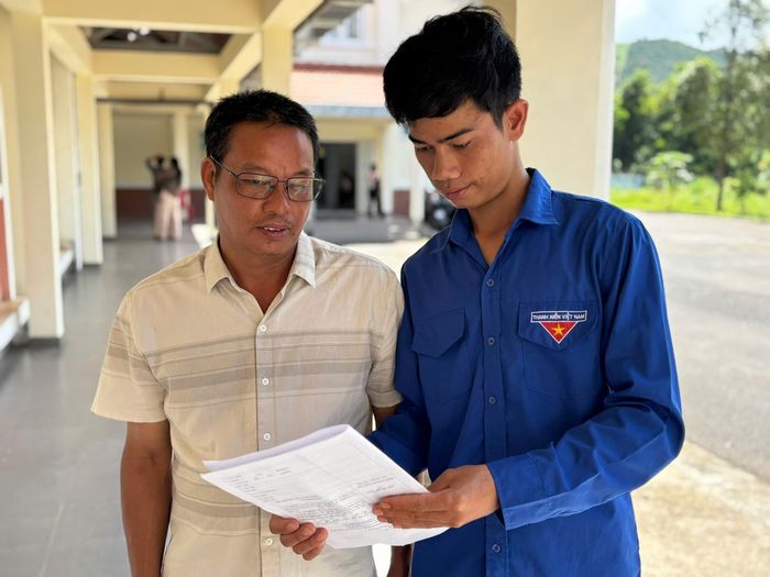 Đoàn viên thanh niên hỗ trợ người dân làm thủ tục
