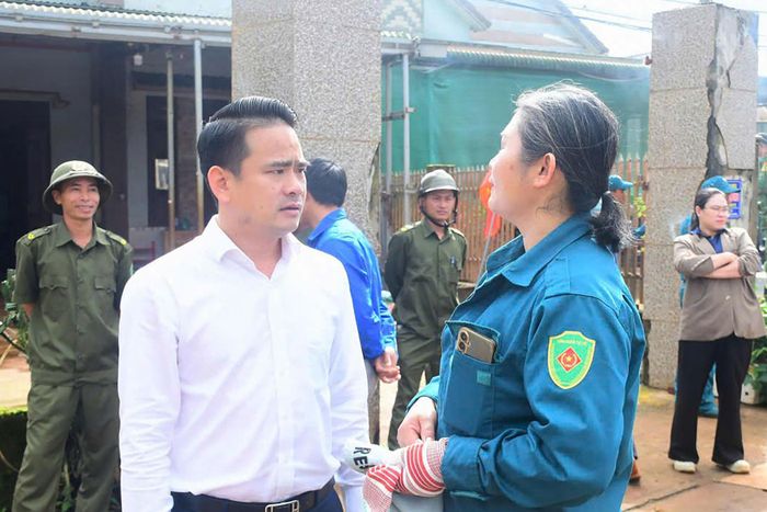 Chủ tịch HĐND xã Đức An Trần Mạnh Hùng trao đổi trực tiếp để nắm bắt tâm tư, nguyện vọng của người dân