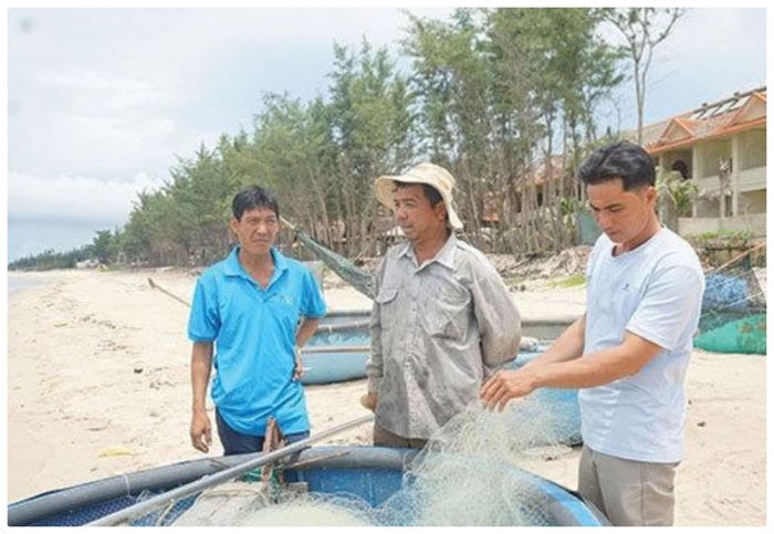 Ông Phạm Cường (ở giữa) ngư dân đã gửi đơn cho các ngành chức năng