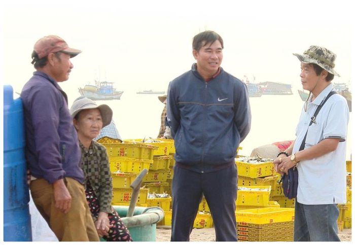 Những buổi đến làng biển Tân Thành gặp gỡ ngư dân của ông Huỳnh Quang Huy (áo trắng)