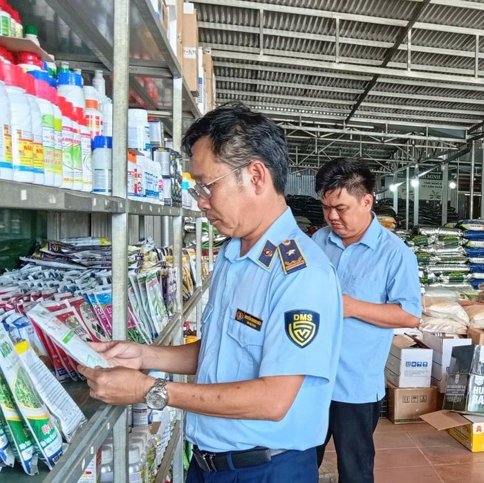 Lực lượng chức năng kiểm tra nguồn gốc các loại thuốc bảo vệ thực vật tại cơ sở kinh doanh. (Ảnh tư liệu)