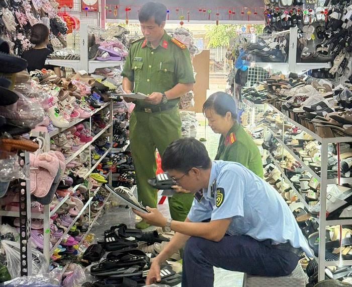 Công an và lực lượng Quản lý thị trường kiểm tra nguồn gốc hàng hóa tại cơ sở kinh doanh phường Phú Thủy