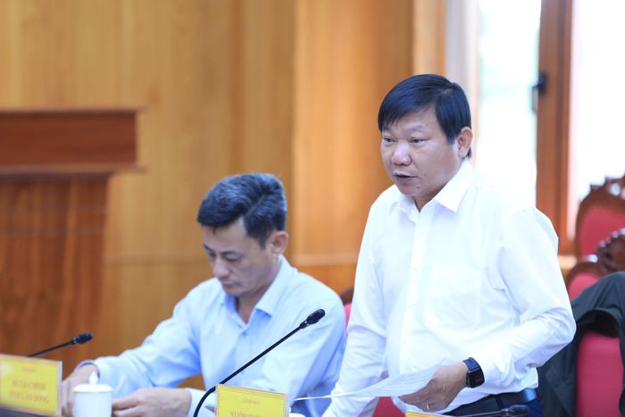 Phó Giám đốc Sở Nông nghiệp và Môi trường Lâm Đồng Huỳnh Duy Khôi trao đổi về các chỉ tiêu sử dụng đất của xã Cư Jút