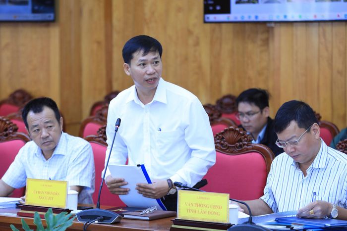 Chủ tịch UBND xã Cư Jút Ngô Quốc Phong báo cáo về việc lấy ý kiến, tiếp thu, giải trình lập Quy hoạch chung xã