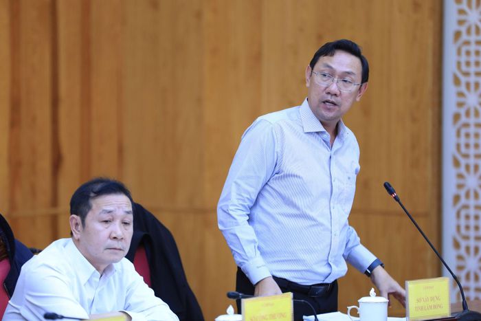 Phó Giám đốc Sở Xây dựng Lâm Đồng Bùi Trường Sơn trao đổi ý kiến về Quy hoạch chung xã Cư Jút