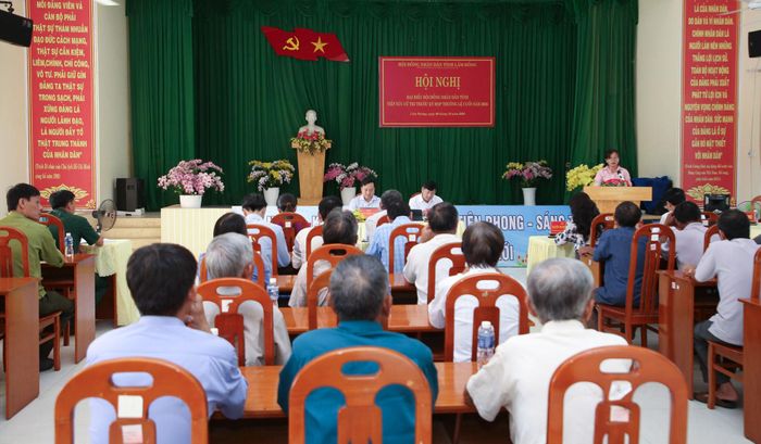 Quang cảnh hội nghị tiếp xúc cử tri tại xã Liên Hương