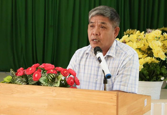 Đồng chí Đặng Thiện Viên, Phó Chủ tịch UBND xã Liên Hương trả lời các kiến nghị của cử tri