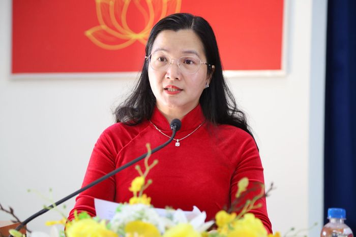 Đại biểu Trần Thị Chúc Quỳnh, Tỉnh ủy viên, Bí thư Đảng ủy, Chủ tịch HĐND phường Lang Biang - Đà Lạt đã thông tin đến cử tri kết quả hoạt động của HĐND tỉnh Lâm Đồng