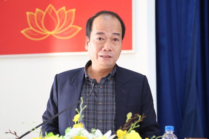 Phó Chủ tịch UBND phường Lang Biang - Đà Lạt Lê Chí Quang Minh trao đổi, giải đáp các ý kiến của cử tri