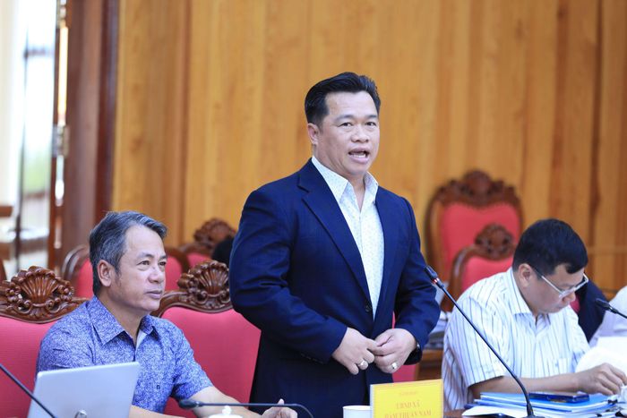 Chủ tịch UBND xã Hàm Thuận Nam Lê Thế Trung Kiên báo cáo về việc lấy ý kiến, tiếp thu, giải trình lập Quy hoạch chung xã