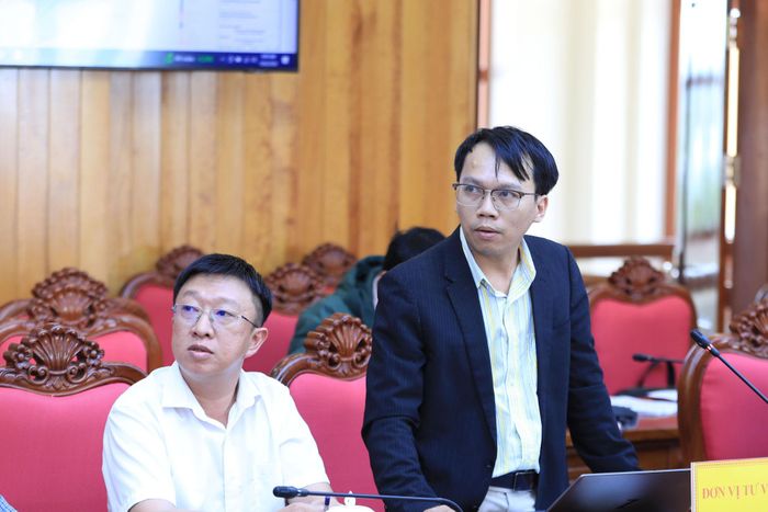 Đại diện đơn vị tư vấn lập Quy hoạch chung xã Hàm Thuận Nam báo cáo việc tiếp thu các ý kiến của lãnh đạo tỉnh Lâm Đồng để hoàn thiện quy hoạch