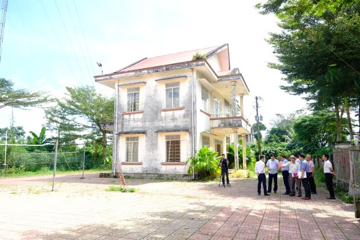 Lãnh đạo Báo và Phát thanh, Truyền hình Lâm Đồng và xã Bảo Lâm 1 đi thực tế, khảo sát hiện trạng từng công trình, tài sản không còn nhu cầu sử dụng trên địa bàn