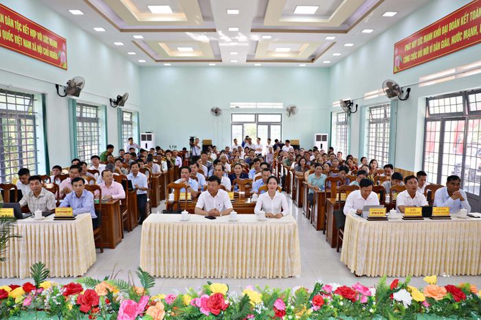 Quang cảnh hội nghị tiếp xúc cử tri