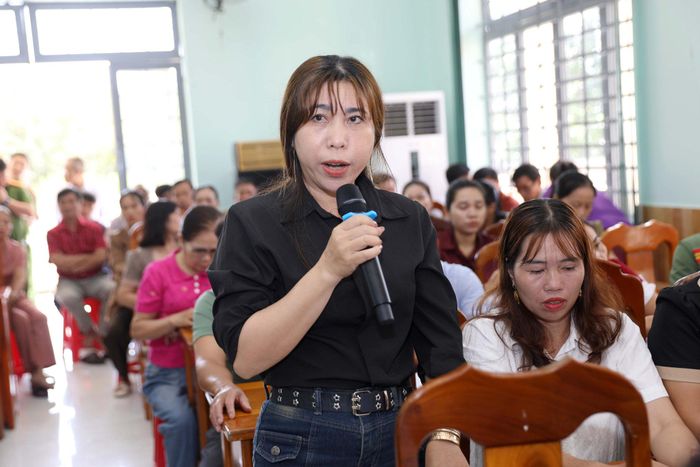 Cử tri Trần Thị Hoa, Trưởng thôn Hoà Bình xã Đạ Tẻh 3, kiến nghị các chế độ đối với người hoạt động không chuyên trách của thôn