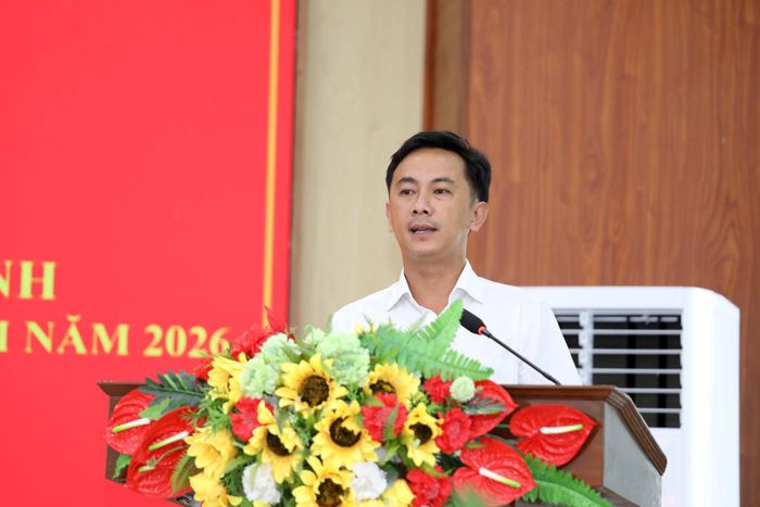 Đồng chí Phan Đức Thái, Phó Giám đốc Sở Giáo dục và Đào tạo tỉnh Lâm Đồng trả lời các kiến nghị của cử tri trong lĩnh vực giáo dục
