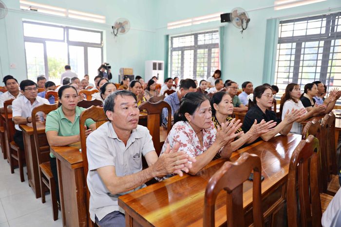 Cử tri tham dự buổi tiếp xúc sáng 6/10 tại hội trường Nhà văn hóa xã Đạ Tẻh 2