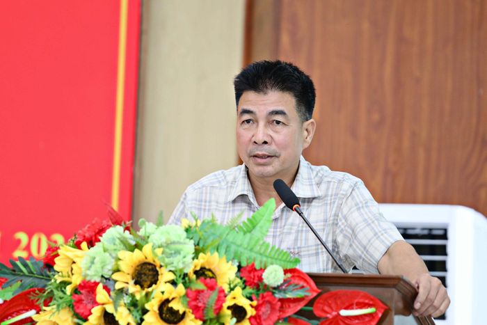 Chủ tịch UBND xã Đạ Tẻh 3 Vũ Ngọc Lâm trả lời các kiến nghị của cử tri thuộc thẩm quyền của địa phương