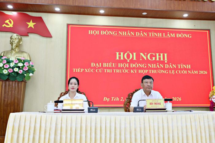 Đồng chí Bùi Thắng, Phó Bí thư Tỉnh ủy Lâm Đồng (bên phải) và đồng chí Nguyễn Thị Thanh Thảo, Bí thư Đảng ủy, Chủ tịch HĐND xã Đạ Huoai 2 chủ trì hội nghị tiếp xúc cử tri 2 xã Đạ Tẻh 2 và Đạ Tẻh 3