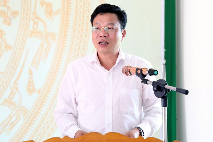 Chủ tịch HĐND tỉnh Lâm Đồng Lưu Văn Trung kết luận hội nghị tiếp xúc cử tri xã Đắk Song