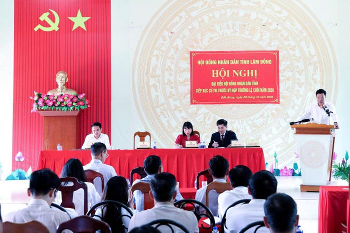 Quang cảnh hội nghị tiếp xúc cử tri tại xã Đắk Song
