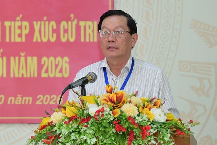 Ông Trần Ngọc Hiền, Chủ tịch UBND phường Hàm Thắng trả lời các kiến nghị thuộc thẩm quyền