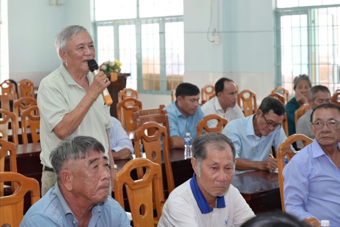 Cử tri kiến nghị tại buổi tiếp xúc