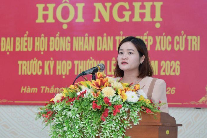 Đại diện Tổ đại biểu số 7, bà Ngô Thị Thanh Phương báo cáo tại buổi tiếp xúc cử tri