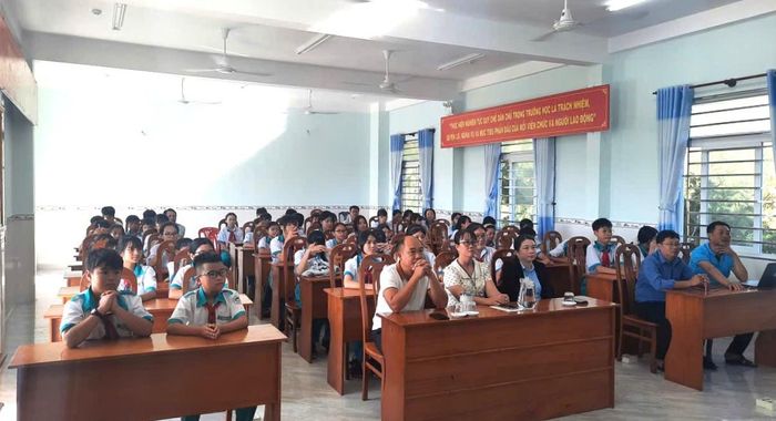 Giáo viên, học sinh Lâm Đồng theo dõi lễ phát động bằng hình thức trực tuyến