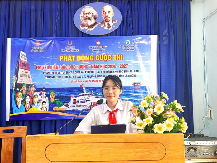 Em Phan Ngọc Hân, học sinh lớp 9/7, Trường THCS Tân An (phường La Gi), đại diện học sinh THCS Lâm Đồng tham gia chương trình phát biểu hưởng ứng tại lễ phát động