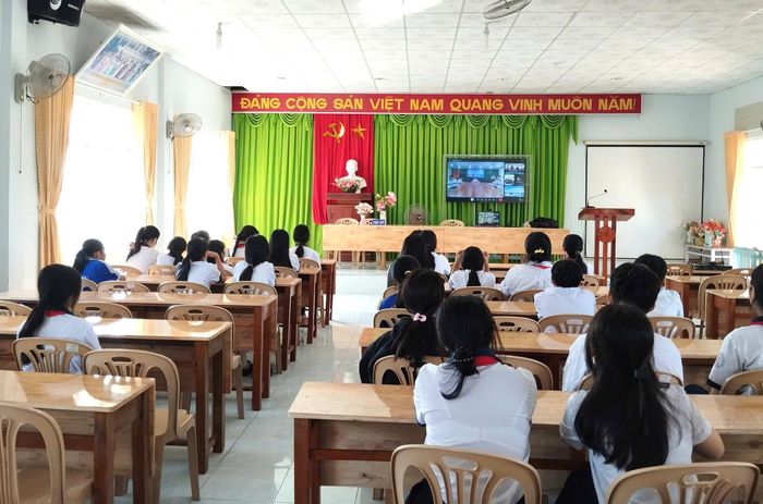 Học sinh Lâm Đồng theo dõi lễ phát động bằng hình thức trực tuyến