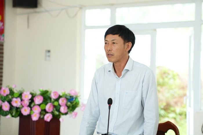 Tỉnh ủy viên, Bí thư Đảng ủy xã Quảng Trực Dương Huy Toàn trao đổi về tình hình triển khai Nghị quyết số 57-NQ/TW tại địa phương