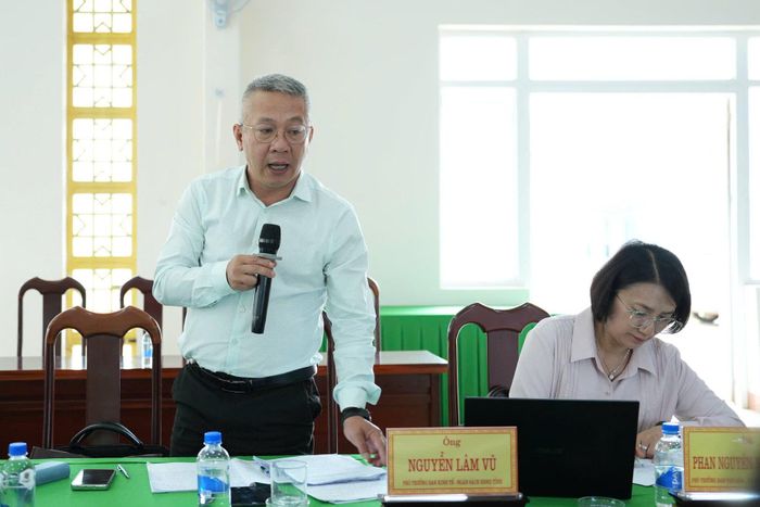 Phó Ban Kinh tế - Ngân sách HĐND tỉnh Lâm Đồng Nguyễn Lâm Vũ trao đổi ý kiến tại buổi giám sát