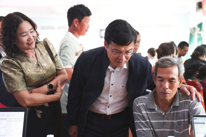 Phó Chủ tịch UBND tỉnh Đinh Văn Tuấn động viên, thăm hỏi người dân tại điểm khám bệnh xã Phú Sơn Lâm Hà