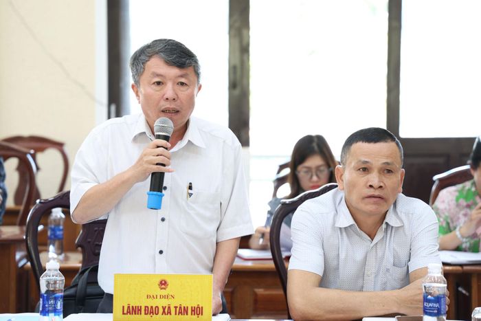Chủ tịch UBND xã Tân Hội Nguyễn Mậu Thế báo cáo tại buổi làm việc