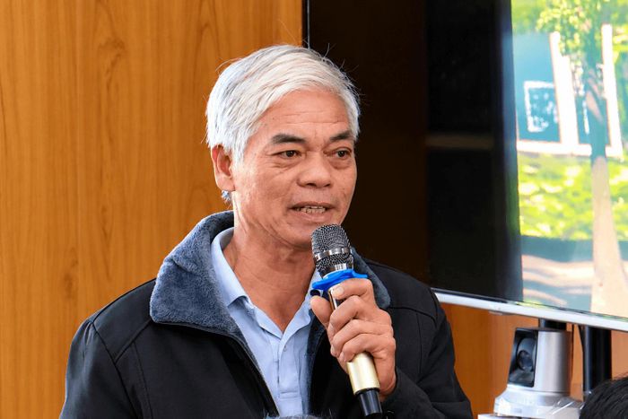 Cử tri Nguyễn Văn Thức có ý kiến tại buổi tiếp xúc