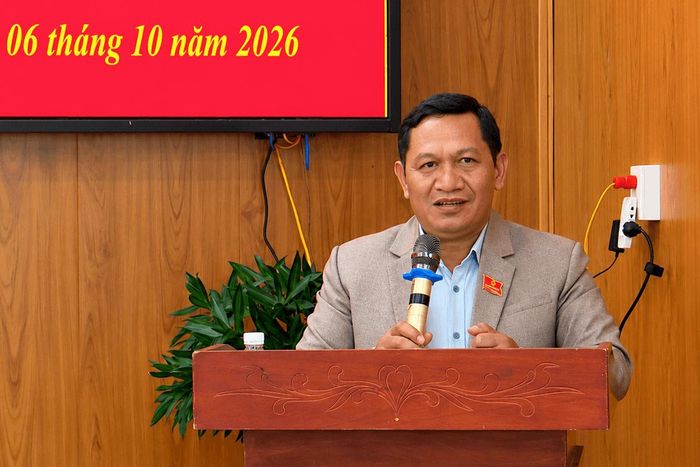 Ông K’ Mák, Phó Chủ tịch HĐND tỉnh Lâm Đồng phát biểu, trao đổi tại buổi tiếp xúc cử tri xã Tân Hội