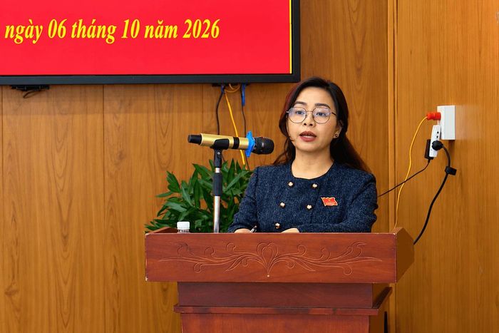 Đại diện Tổ đại biểu số 2, bà Trần Thị Hồng Hạnh báo cáo tại buổi tiếp xúc