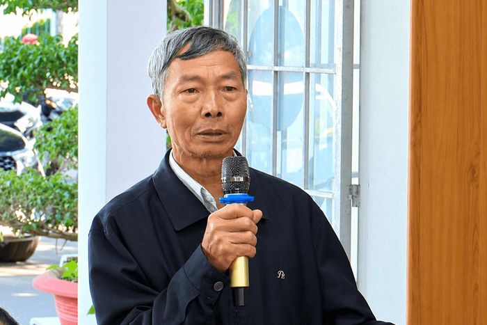 Cử tri Đinh Văn Tú có ý kiến tại buổi tiếp xúc