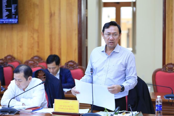 Phó Giám đốc Sở Xây dựng Lâm Đồng Bùi Trường Sơn trao đổi về các chỉ tiêu sử dụng đất liên quan đến Quy hoạch chung xã Đức Trọng