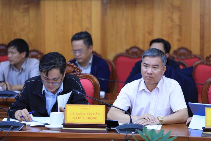 Chủ tịch UBND xã Đức Trọng Lưu Trùng Dương (bên phải) theo dõi và tiếp thu các ý kiến tại cuộc họp thẩm định quy hoạch